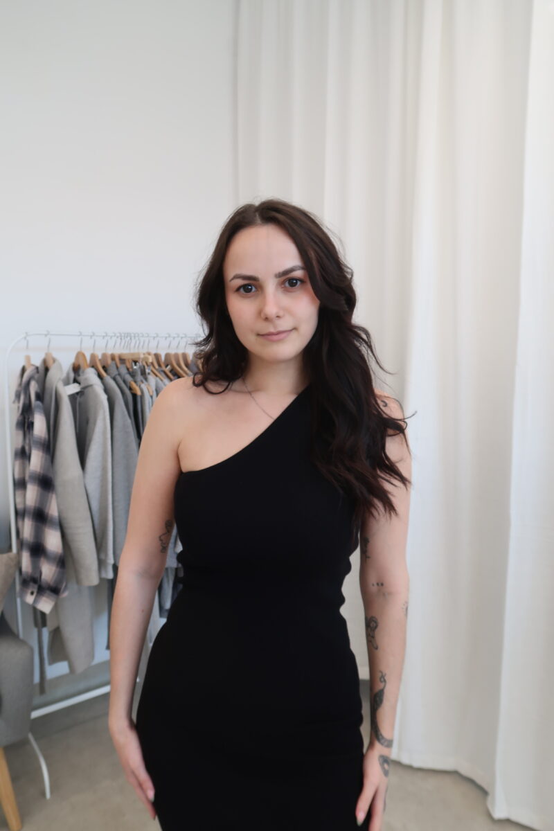 Šaty na jedno rameno Bershka 70% viskóza vel.S/M - Image 4